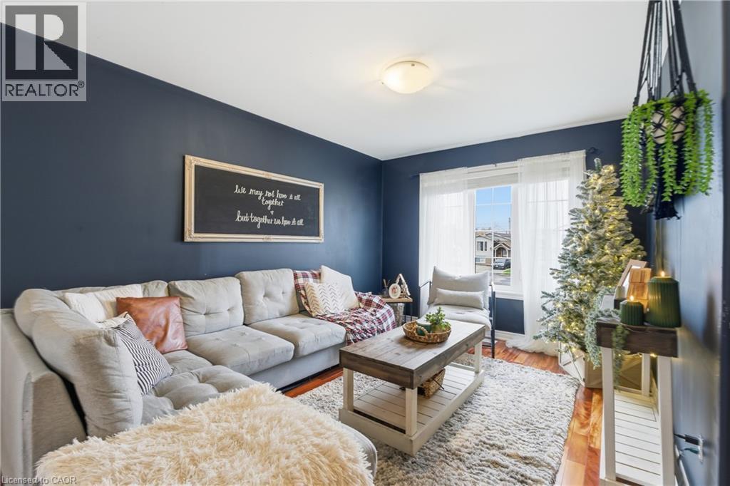 615 Southworth Street S, Welland, ON - Indoor Photo Showing Living Room