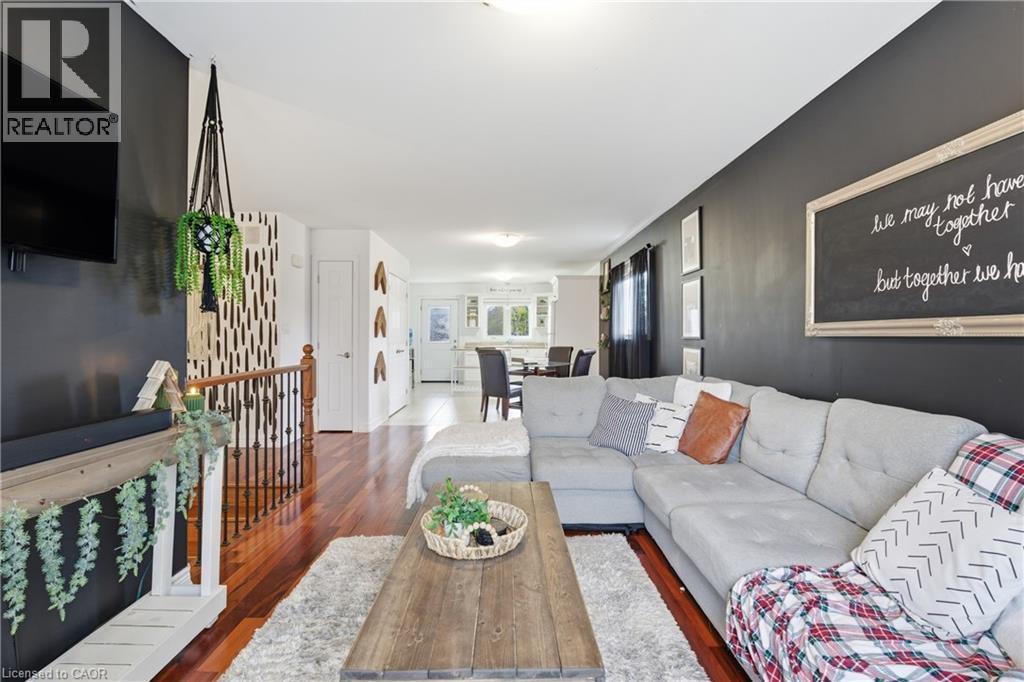 615 Southworth Street S, Welland, ON - Indoor Photo Showing Living Room