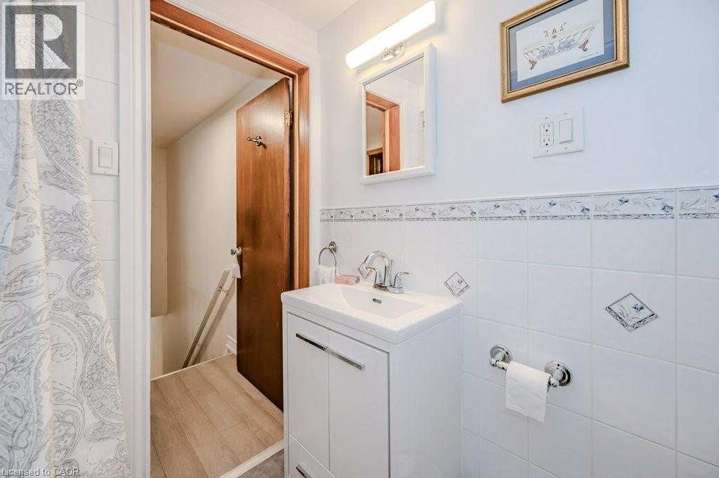 63 Beechwood Avenue, Hamilton, ON - Indoor Photo Showing Bathroom
