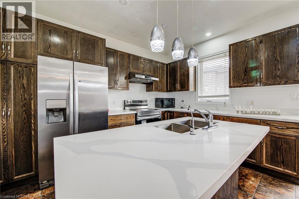 617 Thorndale Drive, Waterloo, ON - Indoor Photo Showing Kitchen With Double Sink With Upgraded Kitchen