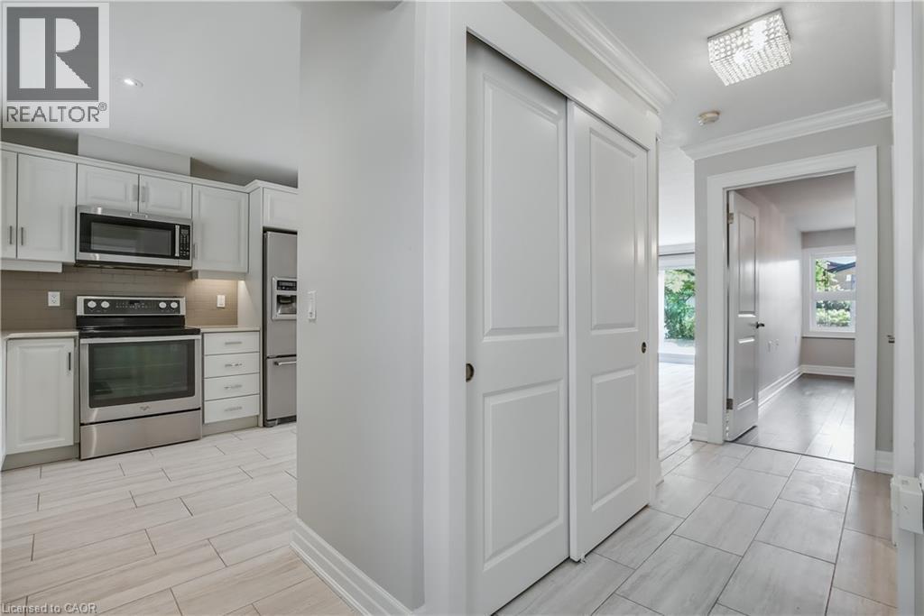 47 Szollosy Circle, Hamilton, ON - Indoor Photo Showing Kitchen