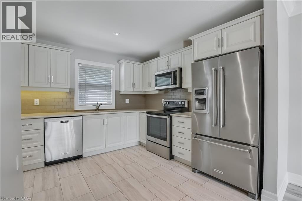 47 Szollosy Circle, Hamilton, ON - Indoor Photo Showing Kitchen