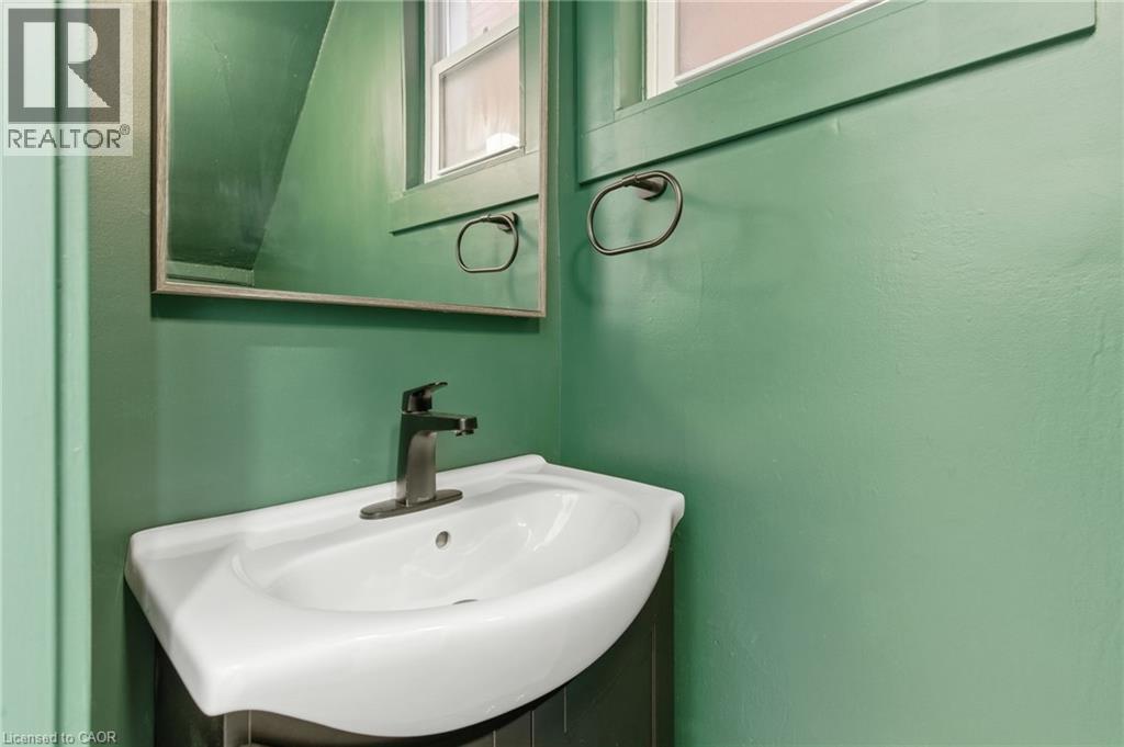 273 Robert Street, Hamilton, ON - Indoor Photo Showing Bathroom