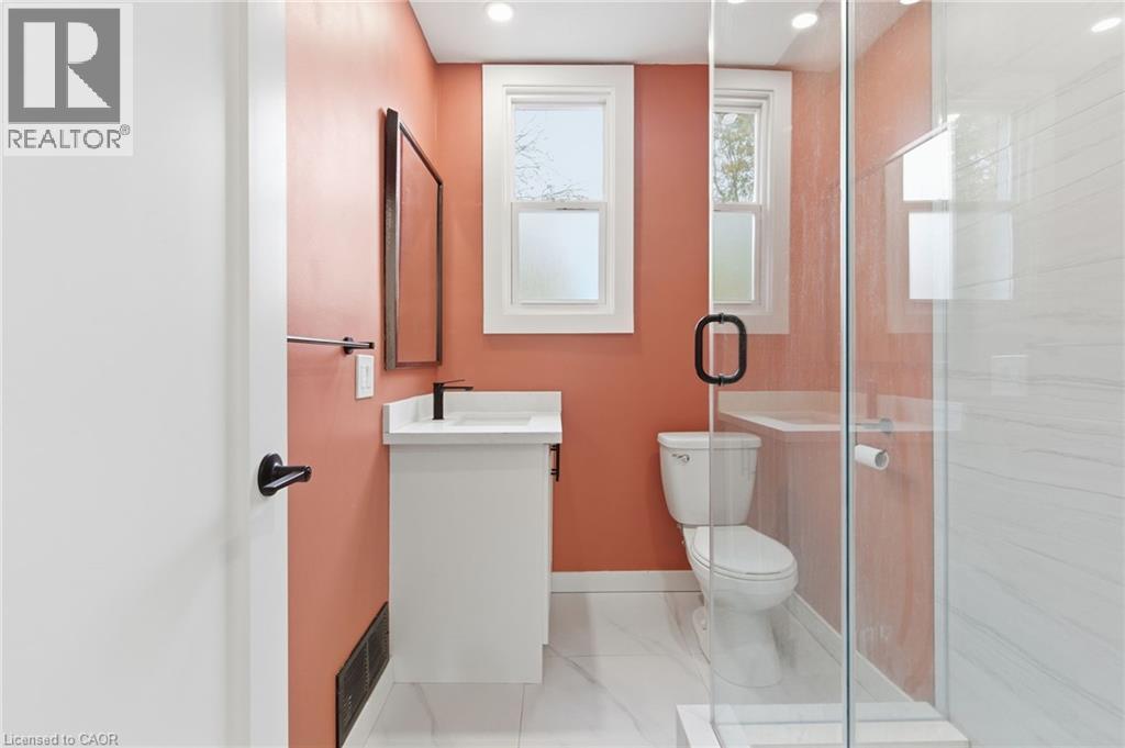 273 Robert Street, Hamilton, ON - Indoor Photo Showing Bathroom