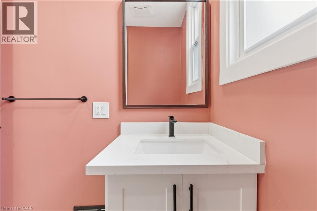 273 Robert Street, Hamilton, ON - Indoor Photo Showing Bathroom