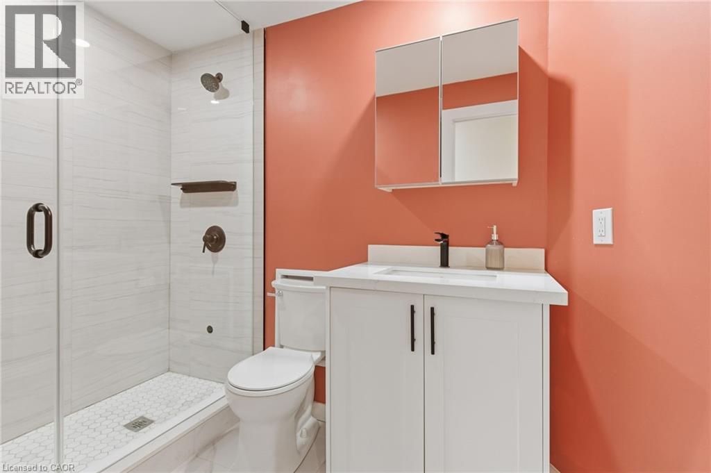 273 Robert Street, Hamilton, ON - Indoor Photo Showing Bathroom