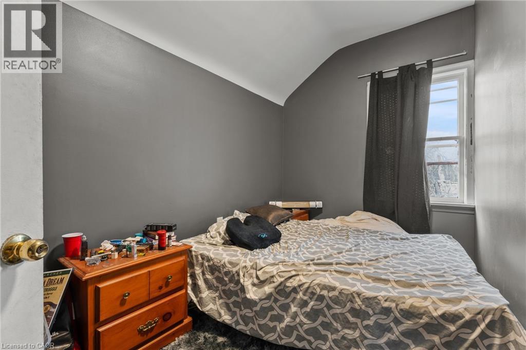 Bedroom featuring lofted ceiling - 246 Mary Street, Hamilton, ON