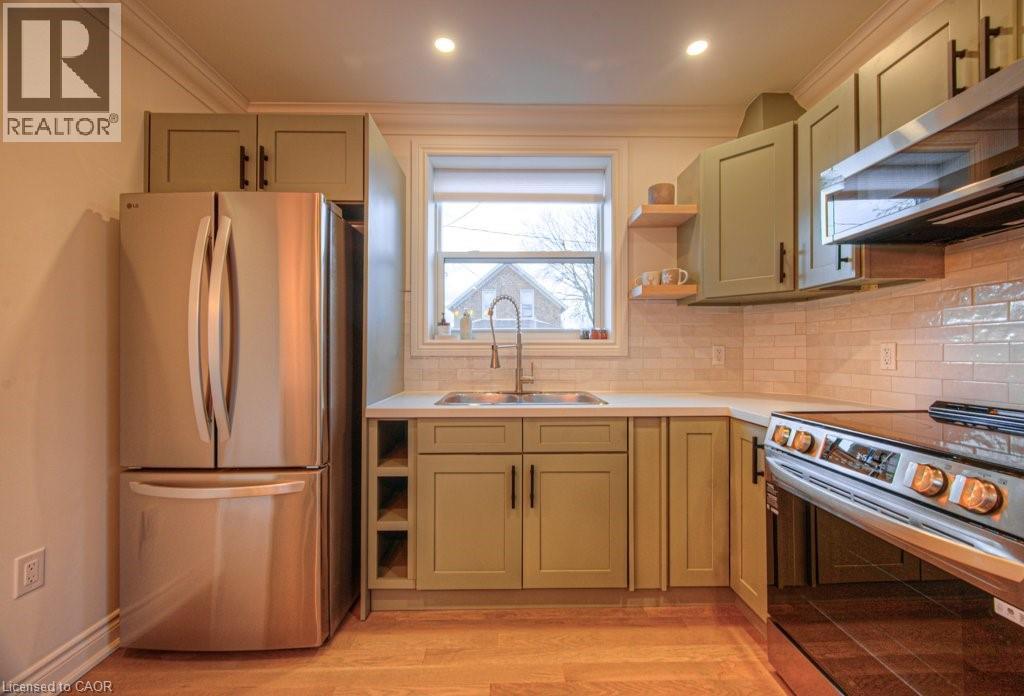 30 Dunbar Road S, Waterloo, ON - Indoor Photo Showing Kitchen