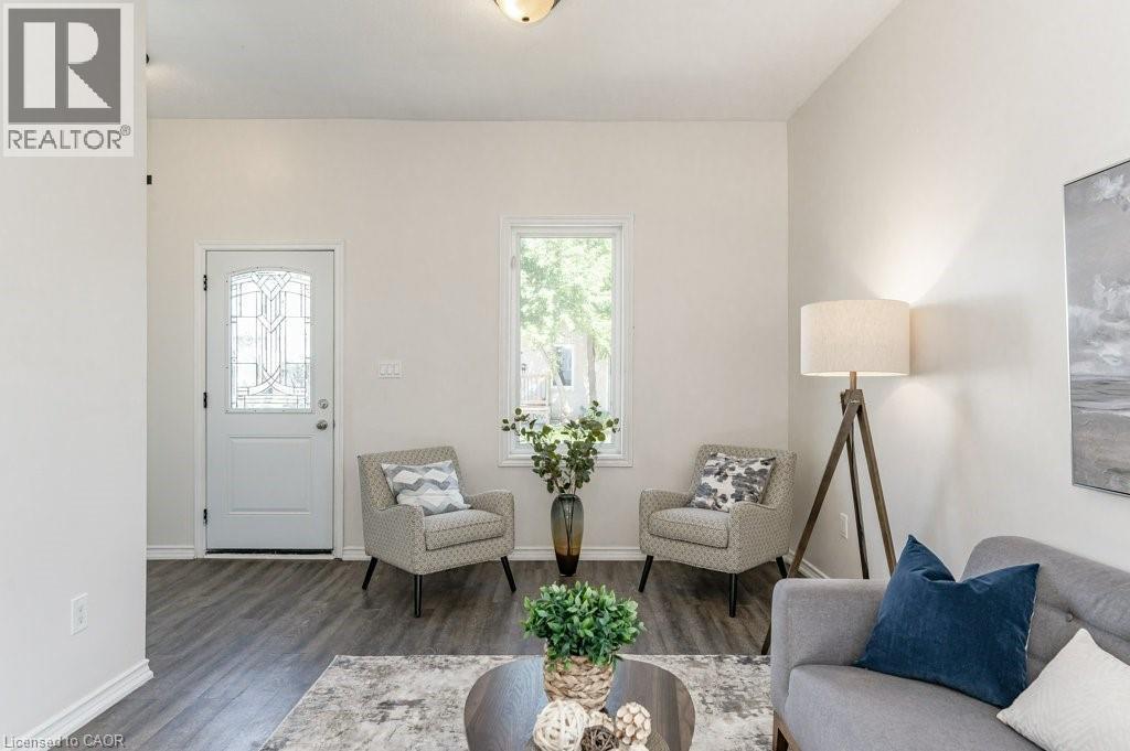 196 Picton Street E, Hamilton, ON - Indoor Photo Showing Living Room