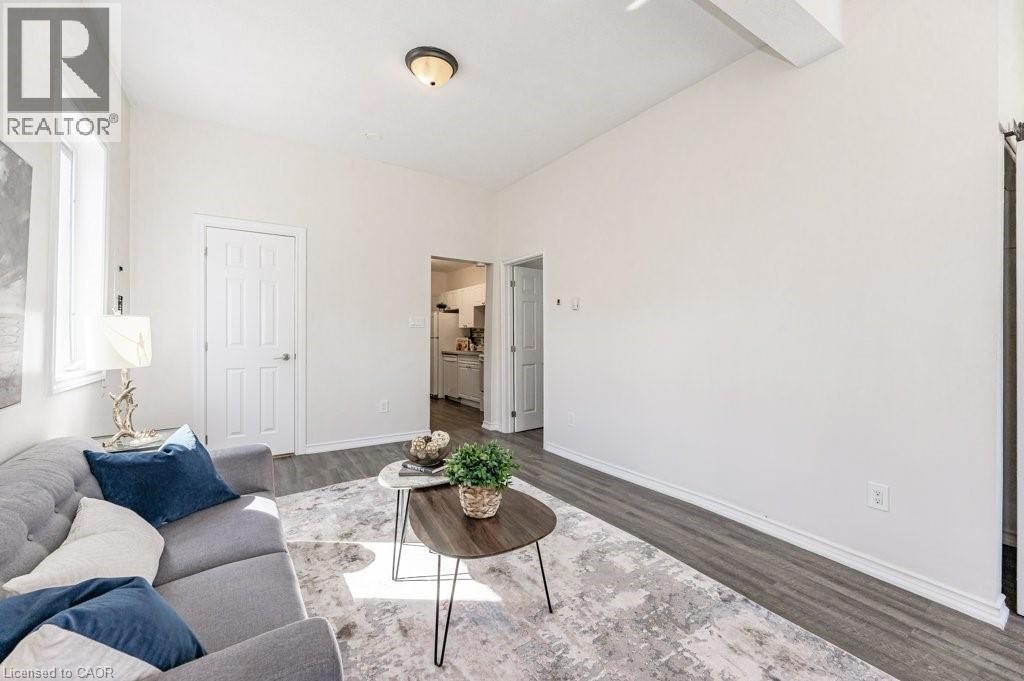 196 Picton Street E, Hamilton, ON - Indoor Photo Showing Living Room