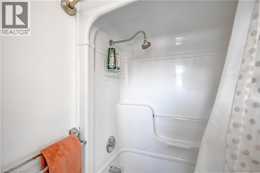 16 Jessica Street, Hamilton, ON - Indoor Photo Showing Bathroom