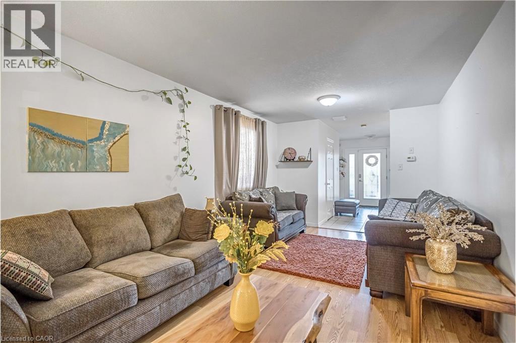 16 Jessica Street, Hamilton, ON - Indoor Photo Showing Living Room