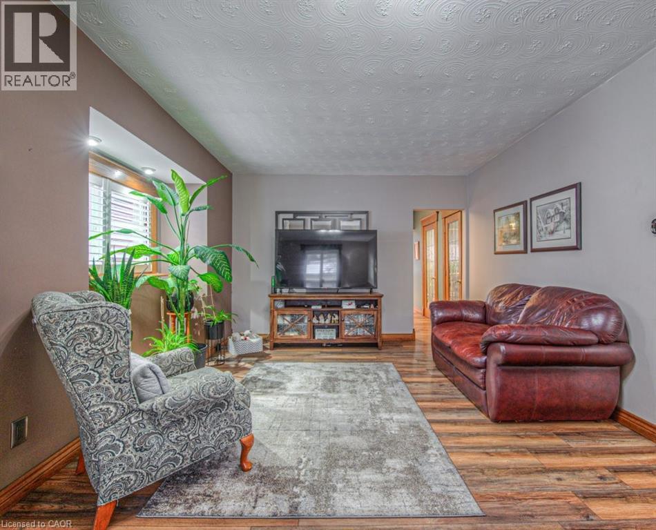 81 Beechwood Avenue, Hamilton, ON - Indoor Photo Showing Living Room