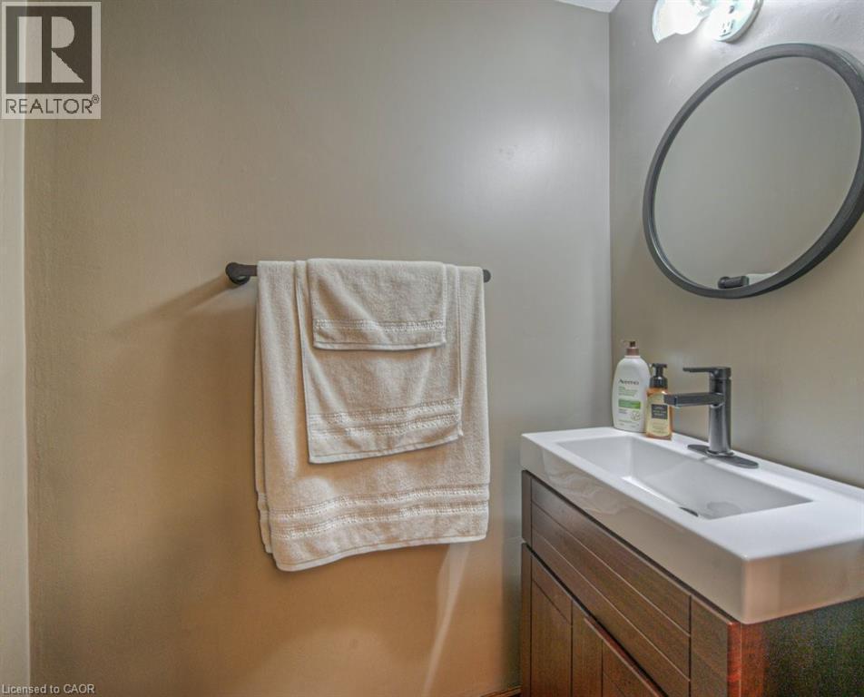 81 Beechwood Avenue, Hamilton, ON - Indoor Photo Showing Bathroom