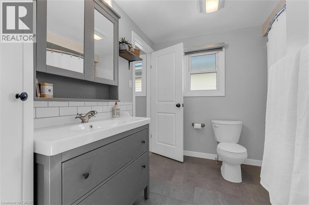 1500 Riley Avenue, Burlington, ON - Indoor Photo Showing Bathroom