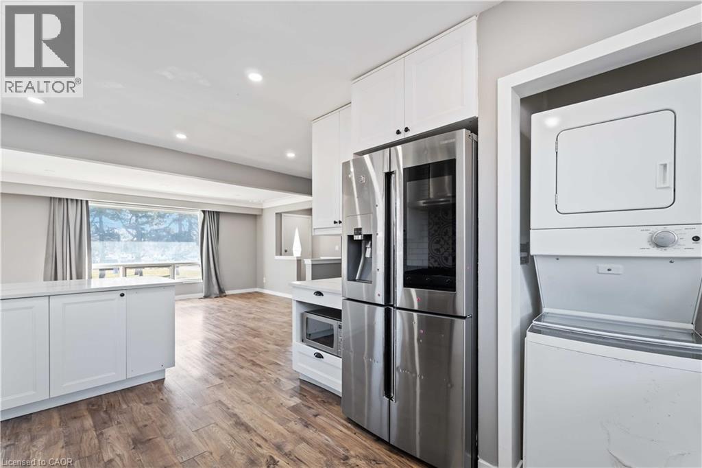 90 Rainbow Drive, Hamilton, ON - Indoor Photo Showing Laundry Room