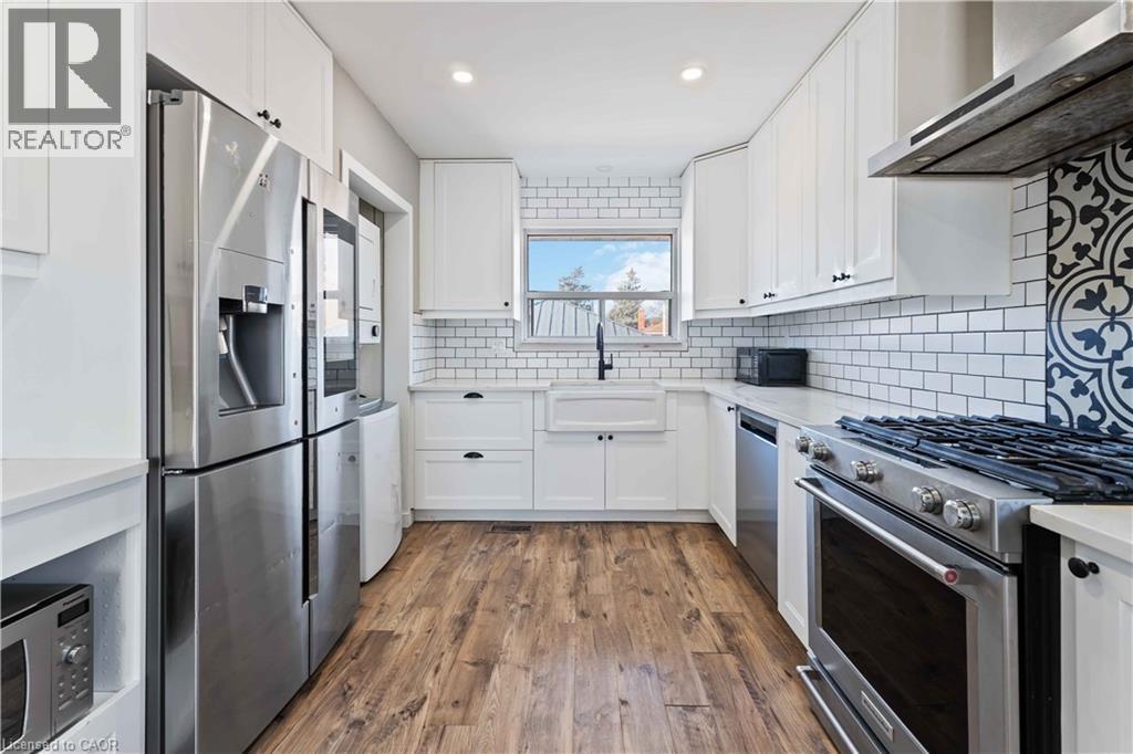 90 Rainbow Drive, Hamilton, ON - Indoor Photo Showing Kitchen With Upgraded Kitchen
