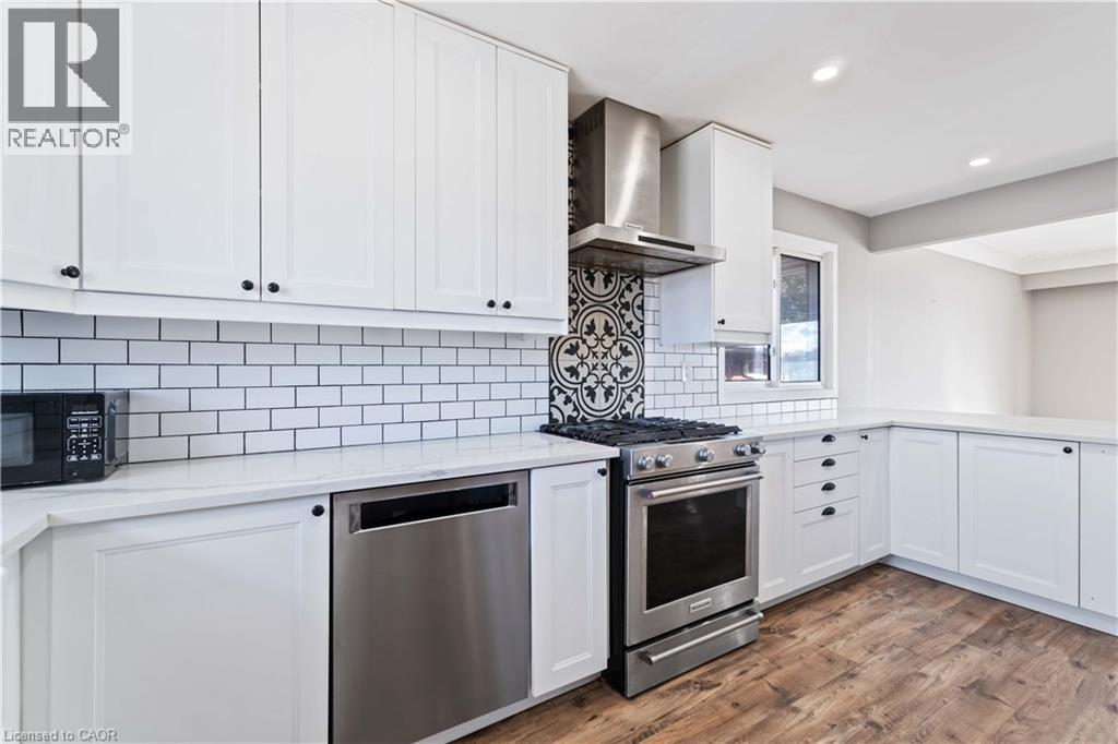 90 Rainbow Drive, Hamilton, ON - Indoor Photo Showing Kitchen