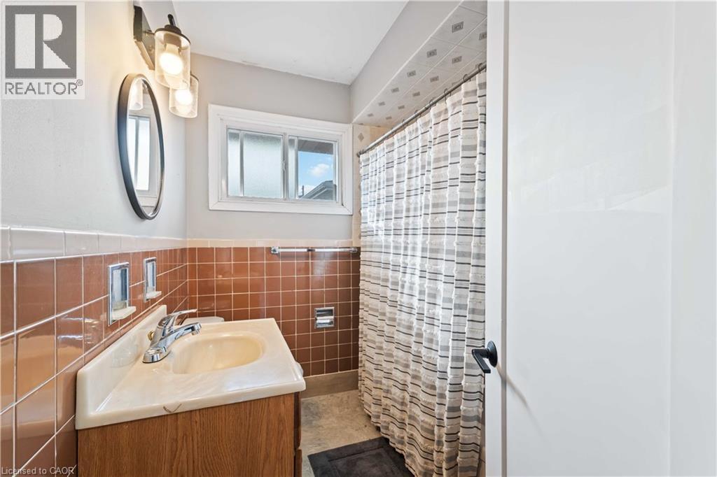 90 Rainbow Drive, Hamilton, ON - Indoor Photo Showing Bathroom
