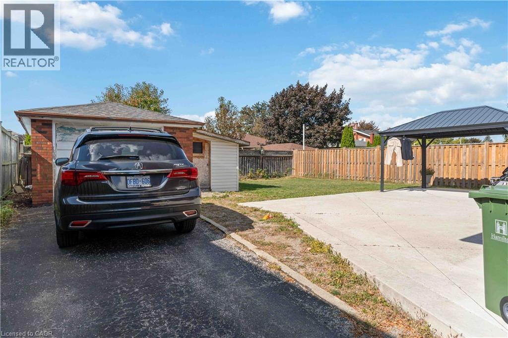 90 Rainbow Drive, Hamilton, ON - Outdoor