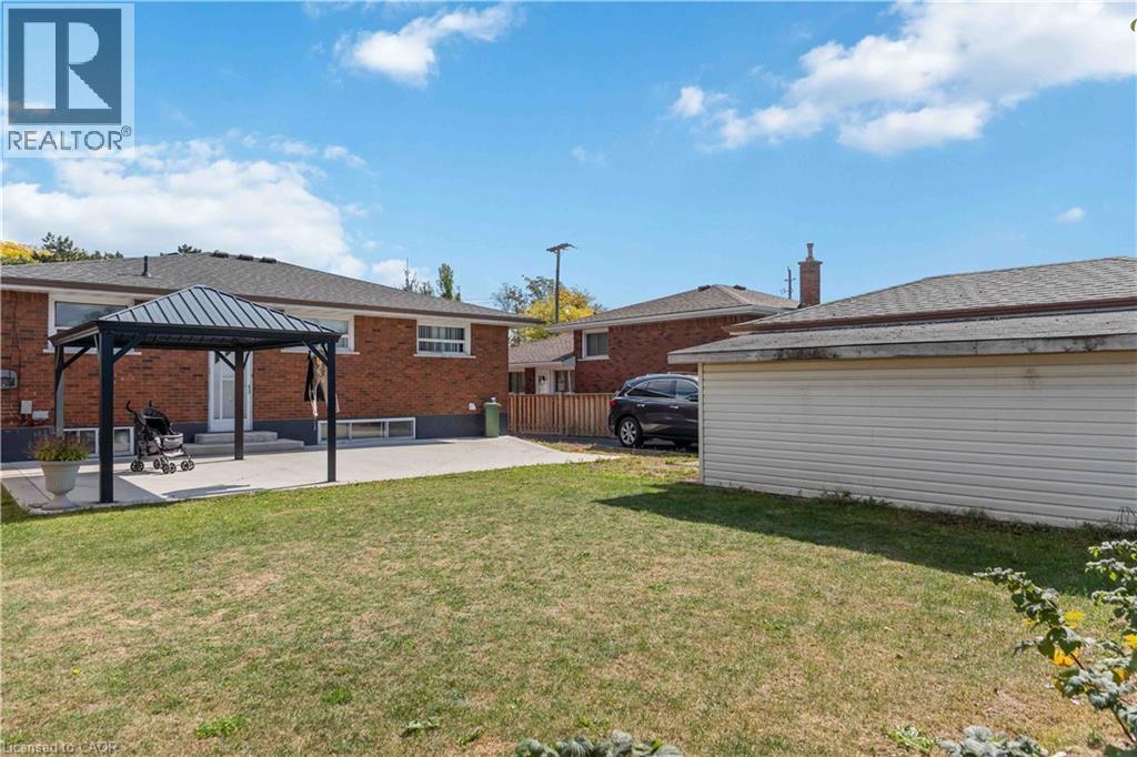 90 Rainbow Drive, Hamilton, ON - Outdoor