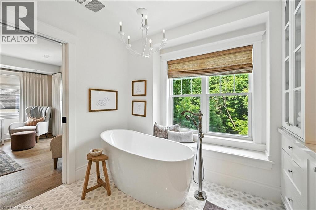 112 Chedoke Avenue, Hamilton, ON - Indoor Photo Showing Bathroom