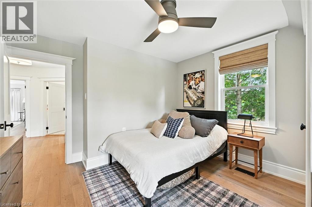 112 Chedoke Avenue, Hamilton, ON - Indoor Photo Showing Bedroom