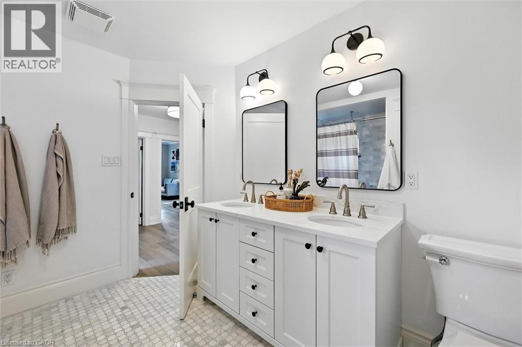 112 Chedoke Avenue, Hamilton, ON - Indoor Photo Showing Bathroom