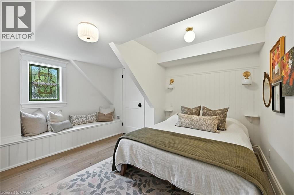 112 Chedoke Avenue, Hamilton, ON - Indoor Photo Showing Bedroom