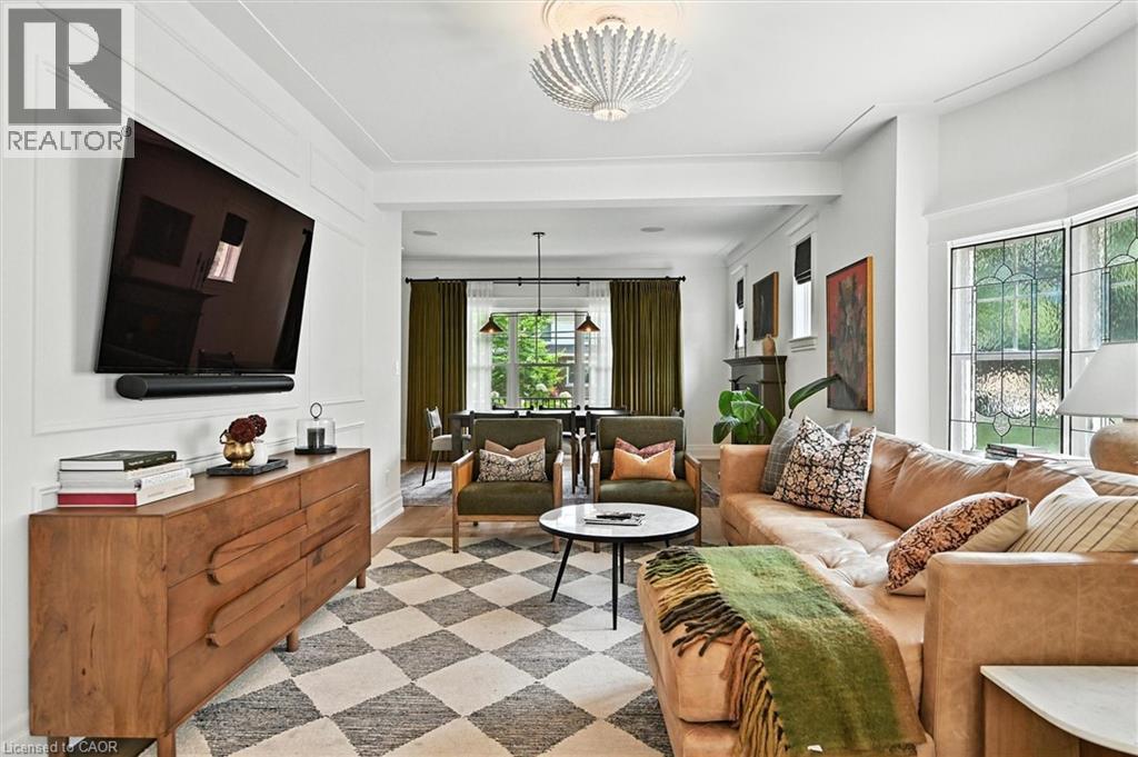 112 Chedoke Avenue, Hamilton, ON - Indoor Photo Showing Living Room