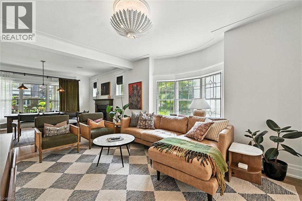 112 Chedoke Avenue, Hamilton, ON - Indoor Photo Showing Living Room
