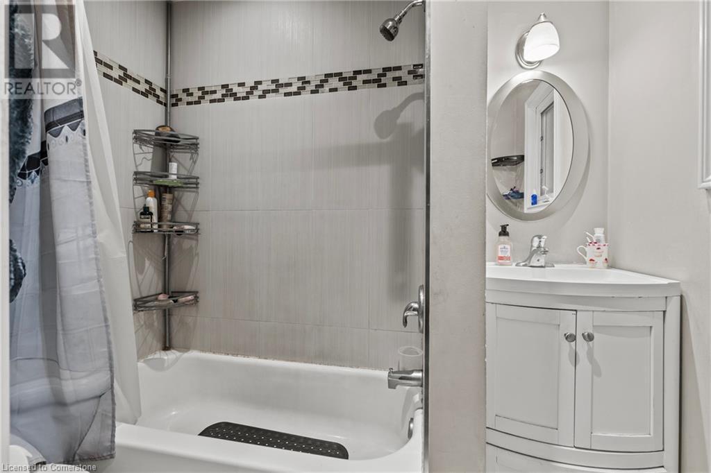 Full bathroom featuring shower / tub combo with curtain and vanity - 181 West Avenue N, Hamilton, ON - Indoor Photo Showing Bathroom