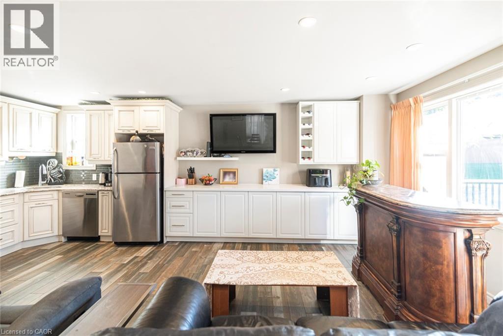 199 Kimberly Drive, Hamilton, ON - Indoor Photo Showing Kitchen