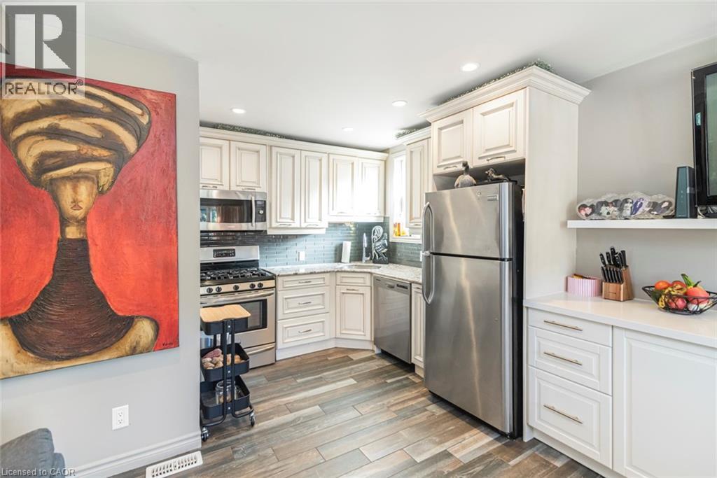 199 Kimberly Drive, Hamilton, ON - Indoor Photo Showing Kitchen