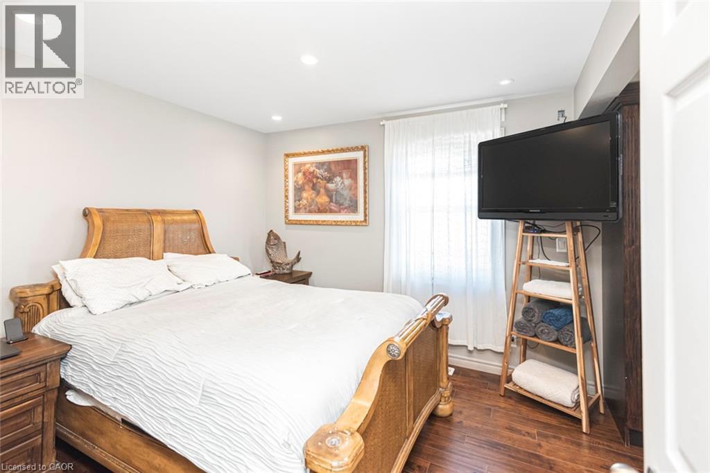 Main floor primary bedroom with laminate flooring - 199 Kimberly Drive, Hamilton, ON - Indoor Photo Showing Bedroom