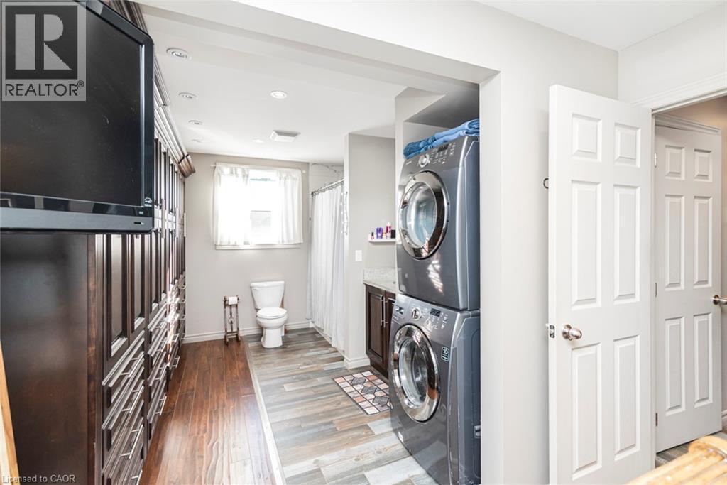 Main floor primary bedroom with ensuite and laundry - 199 Kimberly Drive, Hamilton, ON - Indoor Photo Showing Laundry Room