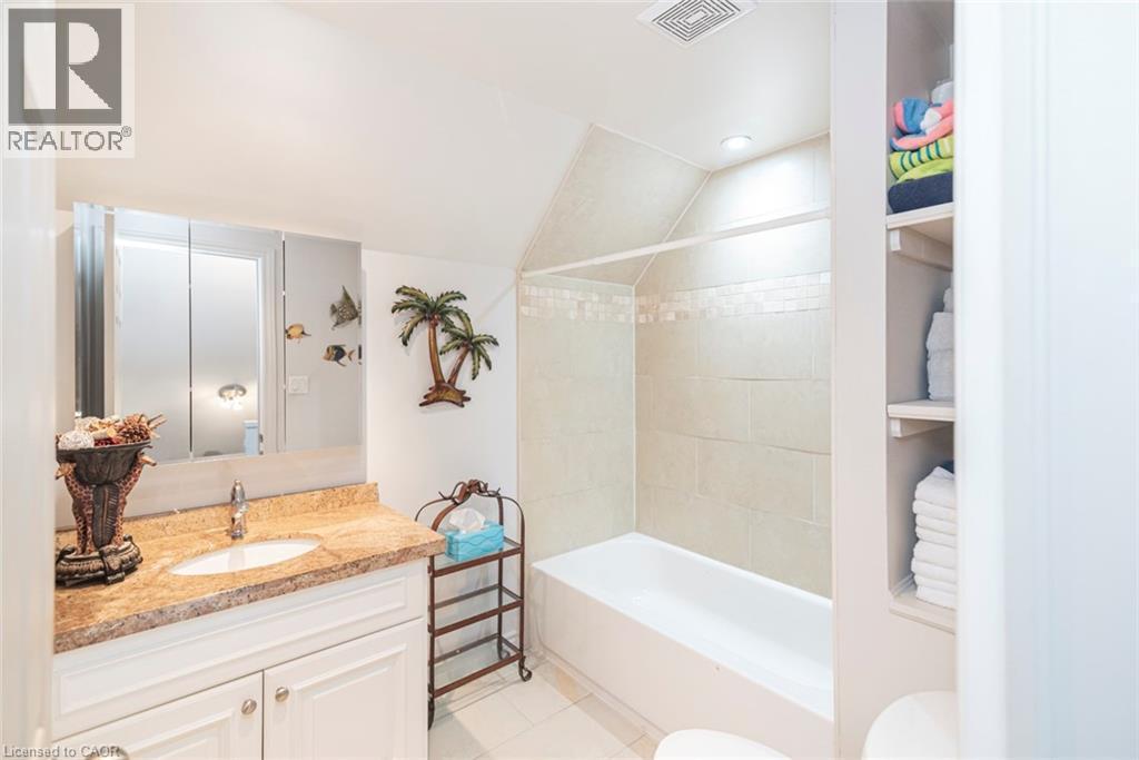 Four piece bath room second floor - 199 Kimberly Drive, Hamilton, ON - Indoor Photo Showing Bathroom