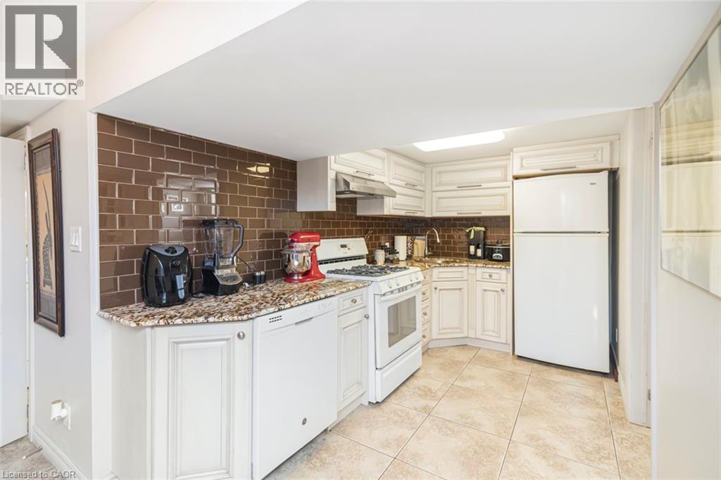 Lower level kitchen for fully functional in law suite with five appliances - 199 Kimberly Drive, Hamilton, ON - Indoor Photo Showing Kitchen