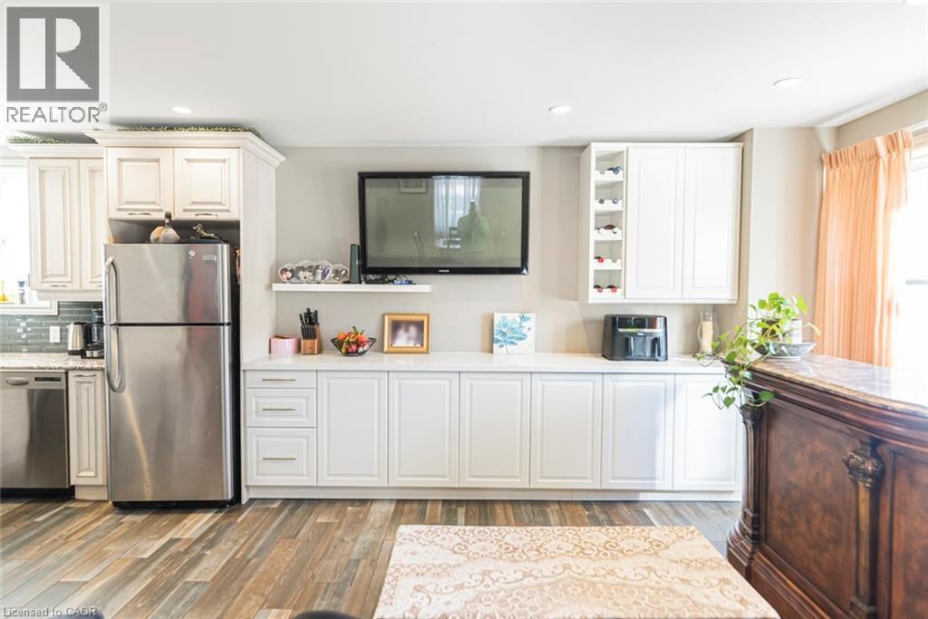 199 Kimberly Drive, Hamilton, ON - Indoor Photo Showing Kitchen