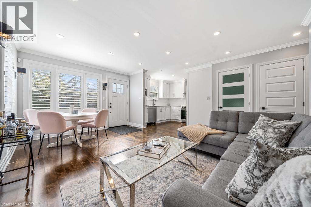 198 Homewood Avenue, Hamilton, ON - Indoor Photo Showing Living Room