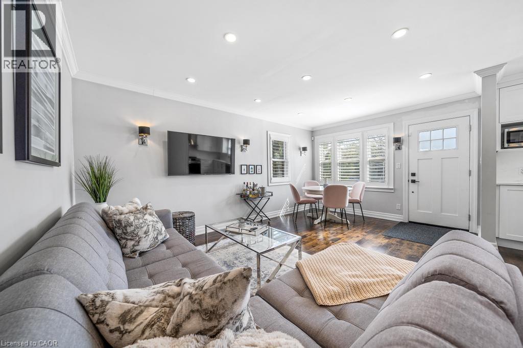 198 Homewood Avenue, Hamilton, ON - Indoor Photo Showing Living Room