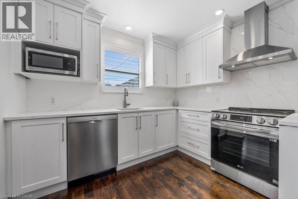 198 Homewood Avenue, Hamilton, ON - Indoor Photo Showing Kitchen With Upgraded Kitchen