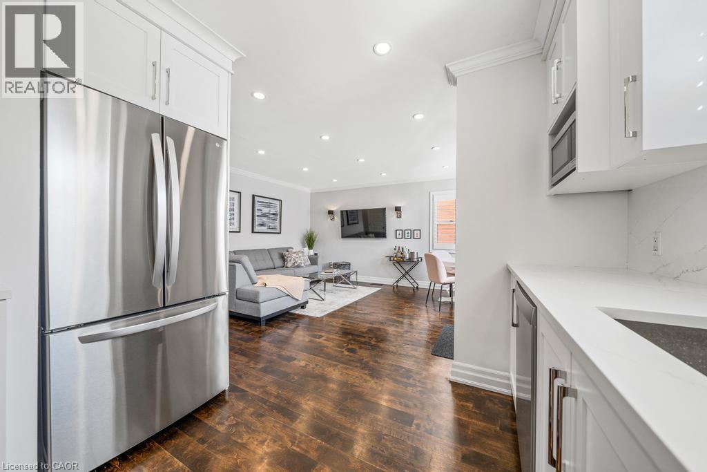 198 Homewood Avenue, Hamilton, ON - Indoor Photo Showing Kitchen
