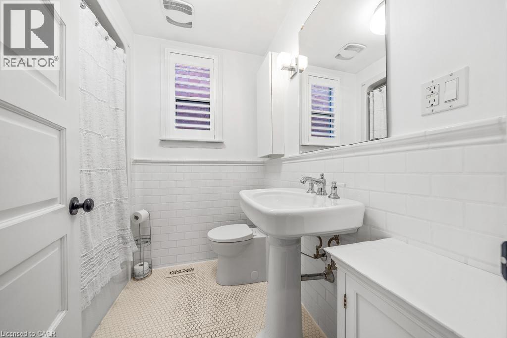 198 Homewood Avenue, Hamilton, ON - Indoor Photo Showing Bathroom