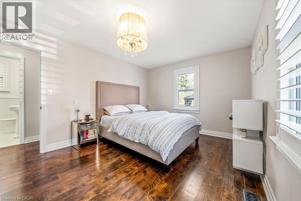 198 Homewood Avenue, Hamilton, ON - Indoor Photo Showing Bedroom