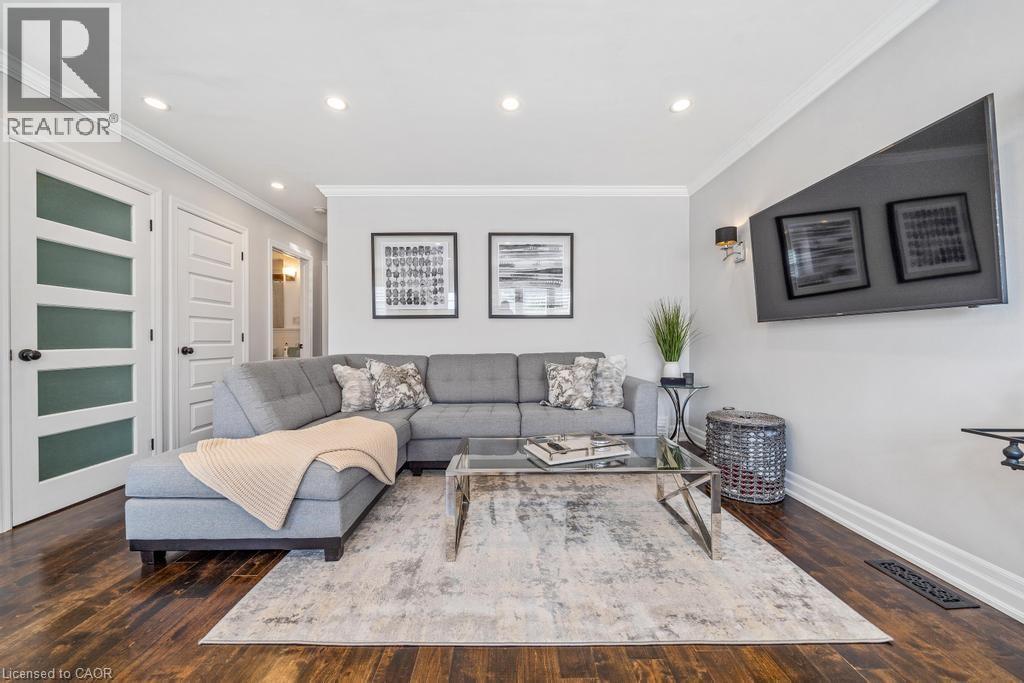 198 Homewood Avenue, Hamilton, ON - Indoor Photo Showing Living Room