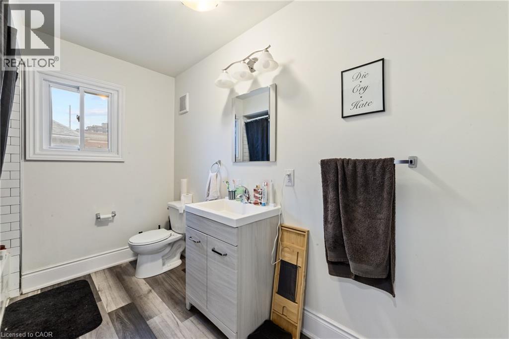 220 Caroline Street S, Hamilton, ON - Indoor Photo Showing Bathroom
