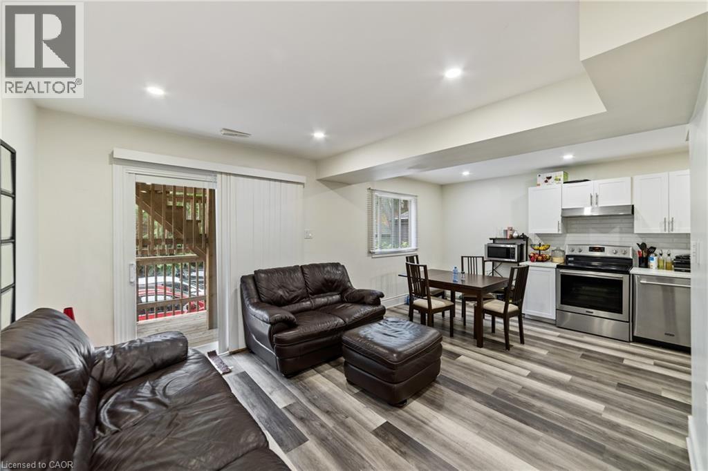 220 Caroline Street S, Hamilton, ON - Indoor Photo Showing Living Room