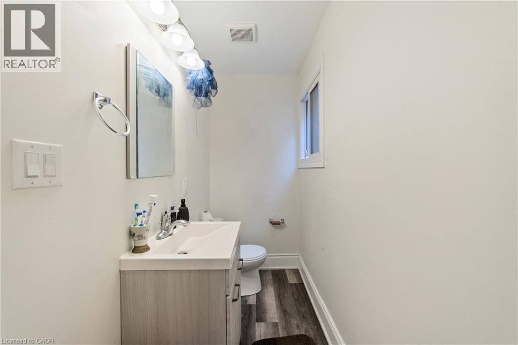 220 Caroline Street S, Hamilton, ON - Indoor Photo Showing Bathroom