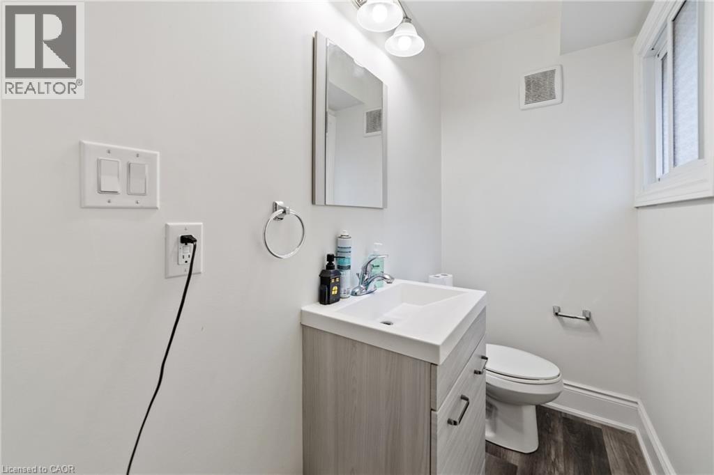 220 Caroline Street S, Hamilton, ON - Indoor Photo Showing Bathroom